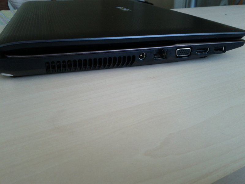 Asus X53E Linke Seite